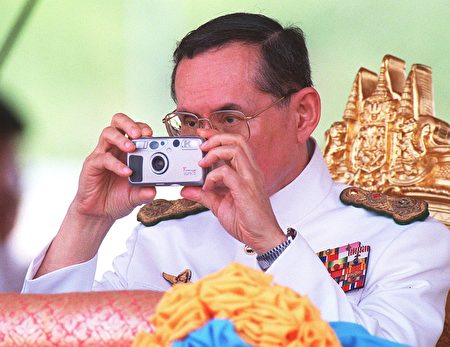 普密蓬爱好摄影,造诣甚深。 (PORNCHAI KITTIWONGSAKUL/AFP/Getty Images)