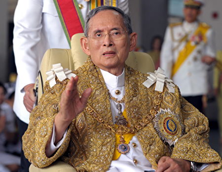 泰国国王普密蓬(Bhumibol Adulyadej )在民众中享有崇高威望。(PORNCHAI KITTIWONGSAKUL/AFP/Getty Images)