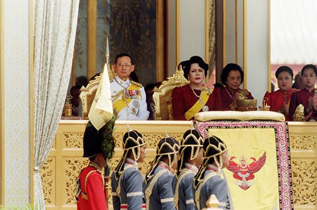 泰国国王普密蓬和王后诗丽吉在庆祝国王加冕50周年的仪式上。 (EMMANUEL DUNAND/AFP/Getty Images)