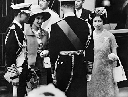 1960年7月,泰国国王普密蓬和王后诗丽吉访问英国,受到英国女王伊丽莎白二世和爱丁堡公爵的欢迎。 (/AFP/Getty Images)