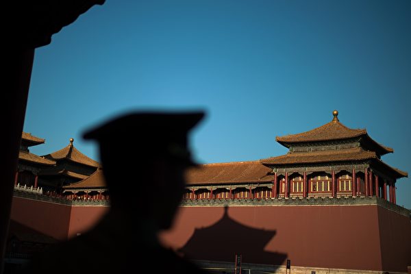 A Chinese paramilitary soldier stands outside the gate of the Forbidden City in Beijing on September 28, 2016. / AFP / NICOLAS ASFOURI (Photo credit should read NICOLAS ASFOURI/AFP/Getty Images)