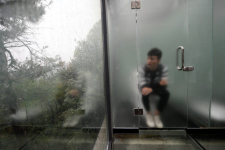 湖南的玻璃廁所,男女廁只有一面玻璃相隔,朦朧可見。 (STR/AFP/Getty Images)