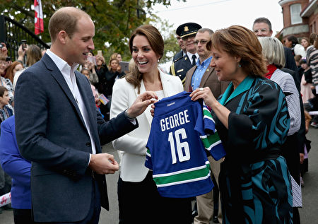 卑诗省省长送给乔治小王子一件运动衣上面有乔治的名字。 (Chris Jackson/Getty Images)