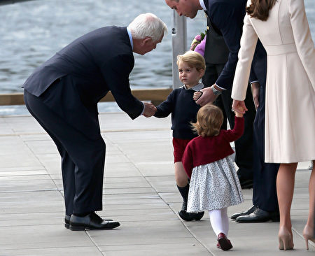 英國劍橋公爵夫婦（Duke and Duchess of Cambridge）帶著喬治王子和夏洛特公主週六離開加拿大，結束訪問。(Chris Jackson/Getty Images)