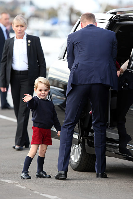 乔治小王子先是单手挥舞，向人群告别。 (Andrew Milligan/WPA Pool/Getty Images)