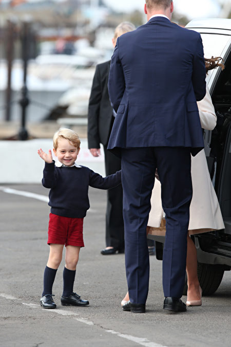 乔治小王子先是单手挥舞，向人群告别。 (Andrew Milligan/WPA Pool/Getty Images)