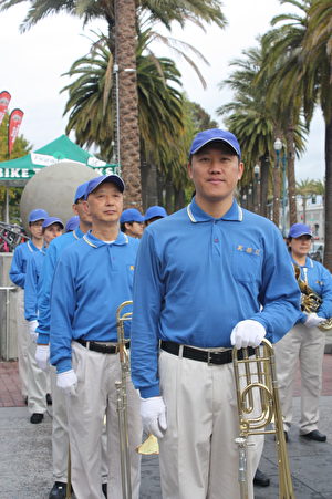 参加天国乐团演奏的、来自澳大利亚的法轮功修炼者得明分享感受。(骆亚/大纪元)