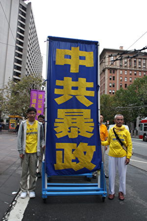 来自台湾的历史专业大学生于以澄(左一)介绍,在小学三年级就开始修炼法轮至今12年了。(骆亚/大纪元)