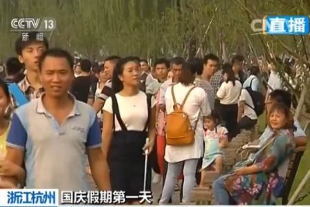 大陸十一長假首日,迎來民眾出行高峰,圖為浙江杭州景區。(視頻截圖)