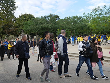 中國遊客經過天國樂團前感到震撼。 (欣然/大紀元)