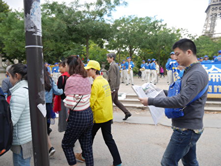 中國遊客經過天國樂團前感到震撼。 (欣然/大紀元)