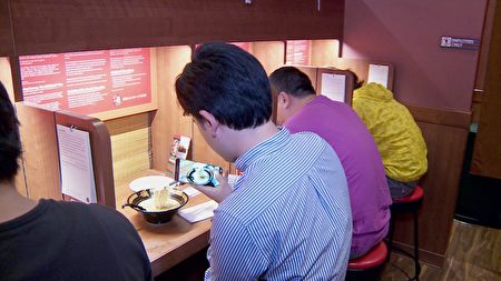 餐厅带有独立的用餐区,食客们可以不受干扰的专注地吃面。