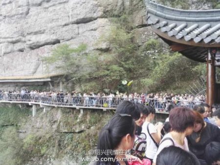 1日,浙江新昌縣「穿巖十九峰」景區有1.5萬遊客,遊客觀賞玻璃棧道需排隊4小時。(網絡圖片)