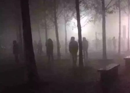 北京大媽們在嚴重霧霾的清晨跳廣場舞。(網絡圖片)