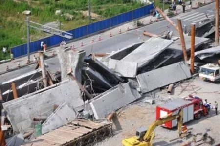杭州城区德胜东路02标的一座正在拆除跨线桥突然坍塌,造成1死3伤的惨祸。(网络图片)