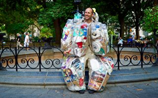 30天垃圾穿在身 纽约“垃圾人”呼吁环保