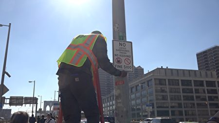 从周五起,市府开始挂出不同警示牌,这块上面写着,不许挂锁、耳机和其它垃圾,不开玩笑,违者罚款100美元。