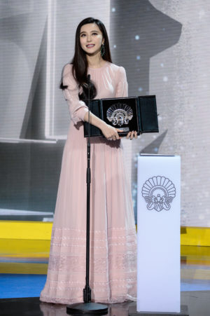 9月24日，范冰冰在第64届西班牙圣塞巴斯蒂安国际电影节上捧得最佳女主角银贝壳奖。(Carlos Alvarez/Getty Images)