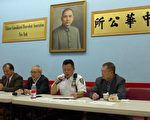 五分局局長吳銘恒(右二)通報過去一個月的華埠治安問題,各項罪案顯著減少。 (蔡溶/大紀元)