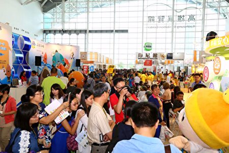 2016年高雄國際食品展,周末連假展場參觀人潮熱鬧滾滾。(外貿協會提供)