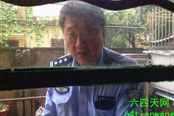 上海警察翻墙进入访民张顺宝家范围，企图把他带走。（六四天网图片）