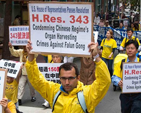 2016年10月25日,2000名法轮功学员从旧金山苏比尔曼公园游行至市政府。(周容/大纪元)