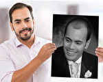 脫髮患者開心地拿著以前的照片，形成強烈對比。（Miguel Canales博士提供）