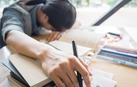 中國的應試教育、教育產業化把學生累壞了,而且對師長的信任。(Shutterstock)