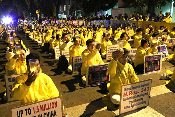 2016年10月22日晚,來自全球各地的部分法輪功學員2000人在舊金山中領館前舉行集体煉功等活動,呼籲解体中共、結束對法輪功的迫害。(周容/大紀元)
