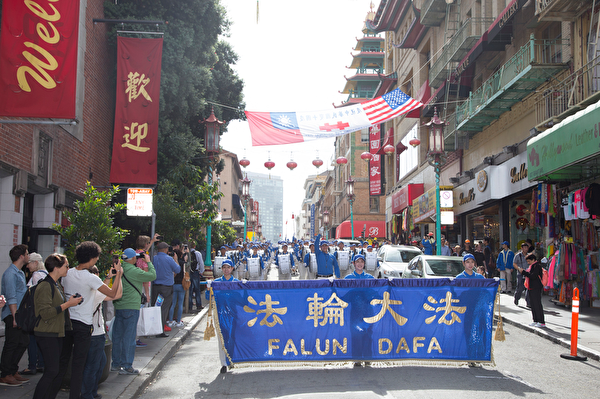2016年10月22日,四千名法轮功学员及民众在旧金山举行盛大游行。(季媛/大纪元)