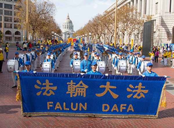 2016年10月22日,四千名法轮功学员及民众在旧金山举行盛大游行。(周容/大纪元)
