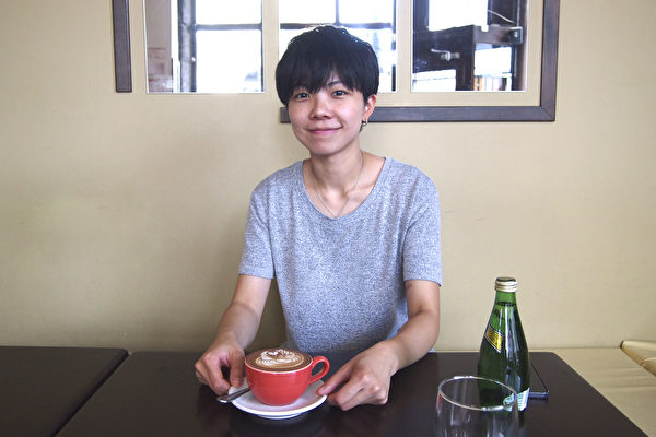 蒙特利爾的年輕華人咖啡師Vivian So在Natrel牛奶品牌舉辦的蒙特利爾拿鐵藝術比賽中獲得冠軍。(蔣真 / 大紀元)