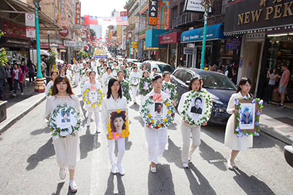 10月22日,来自世界各地的部分法轮功学员及民众四千人在旧金山市中心举行大型游行,呼吁制止中共迫害法轮功、制止中共强摘人体器官、法办迫害元凶江泽民。(季媛/大纪元)
