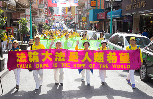 10月22日,来自世界各地的部分法轮功学员及民众四千人在旧金山市中心举行大型游行,呼吁制止中共迫害法轮功、制止中共强摘人体器官、法办迫害元凶江泽民。(季媛/大纪元)