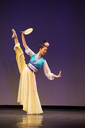加州飛天藝術學院學生Hannah Jao獲得「全世界中國古典舞大賽」的優秀表演獎。(戴兵/大紀元)