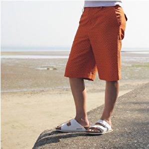 短裤品牌Topshop;凉鞋品牌Birkenstock。(商周出版社提供)