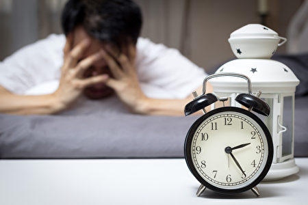 亚洲男子在床上痛苦失眠和睡眠障碍想着他在晚上的问题 亚洲男子在床上痛苦失眠和睡眠障碍想着他在晚上的问题