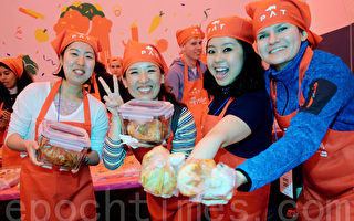 组图：首尔泡菜文化节 体验手作乐趣