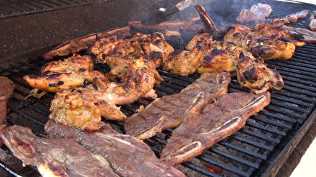 感恩節,永隆超市免費BBQ活動,回饋社區。(薛文/大紀元)