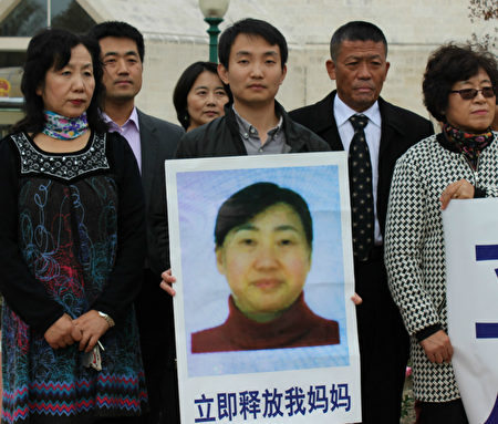 华府法轮功学员杜海芃要求大连市公检法系统,立即取消非法开庭,无罪释放母亲袁晓曼,不得对其家人进行骚扰,他将写给大连中山区法院的一封公开信递交给了中共大使馆。(何伊/大纪元)