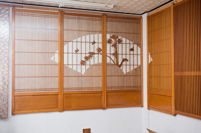 榫卯工序和室門板。(銘木提供)