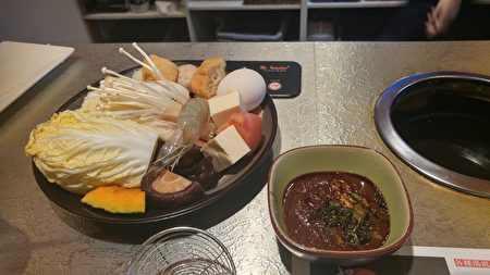 圖:溫哥華餐廳「極道涮涮鍋」獲得今年僑營台灣美食標章獎,圖為其食材。(邱晨/大紀元)