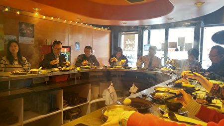圖:溫哥華餐廳「極道涮涮鍋」獲得今年僑營台灣美食標章獎,圖為頒獎現場嘉賓們享受其美食。(邱晨/大紀元)