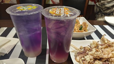 圖:溫哥華餐廳「Orange Corner」,獲得今年僑營台灣美食標章獎,圖為其蝶豆花茶與點心。(邱晨/大紀元)