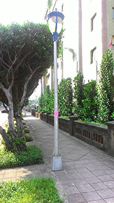 台北市公园处12日说,为鼓励市民参与市政建设,实施“路灯电费认捐”,每年新台币1000元就可把写有名字标示牌放在路灯上。图为标示牌实际状况。(台北市公园处提供)