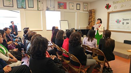 葉憲年汪詠絮雙人展「親情」茶會,圖為葉憲年在茶會上發言。(邱晨/大紀元)