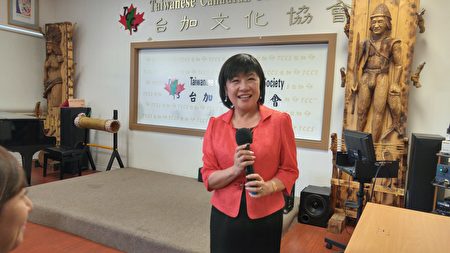 葉憲年汪詠絮雙人展「親情」茶會,圖為汪詠絮在茶會上發言。(邱晨/大紀元)