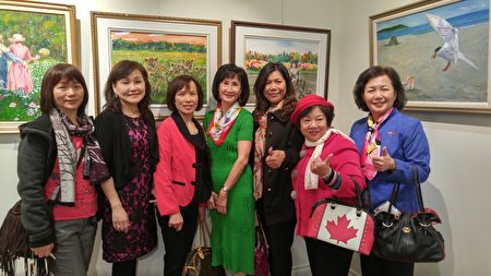 葉憲年汪詠絮雙人展「親情」茶會上,葉憲年與嘉賓們合影。(邱晨/大紀元)