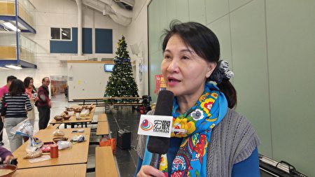 黄宗芹咨询导师率领温哥华地区FASCA青少年文化大使,来到联合中文学校演示擂茶的制作法。 (邱晨的/大纪元)
