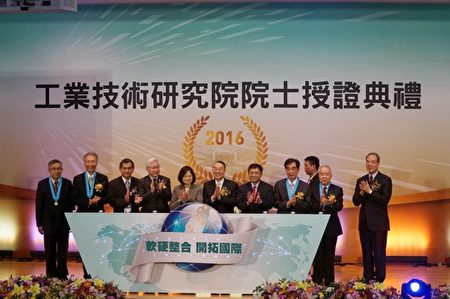 总统蔡英文前往工业技术研究院,亲自颁授证书予5位工研院院士,并听取新任院士建言。(新竹县政府提供)